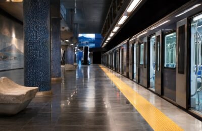 Пустая платформа метро Неаполя с поездом у станции