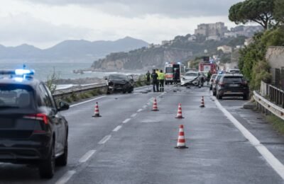 Перекрытая дорога после ДТП на побережье Кампании