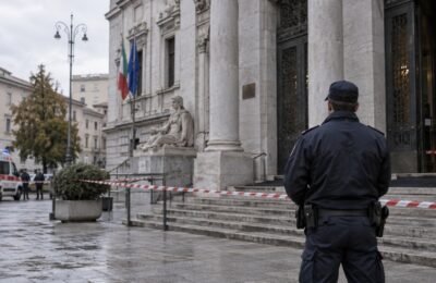 Вход в итальянское здание суда под охраной полиции